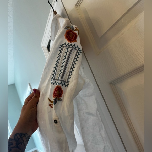 Karyn Seo White linen Button-Up Shirt with floral Embroidered Sleeves and back - Picture 6 of 12